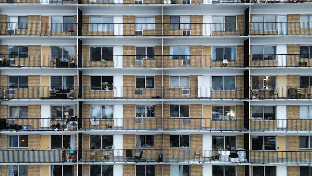Façade d’un immeuble multilogement à Montréal, photographie illustrative